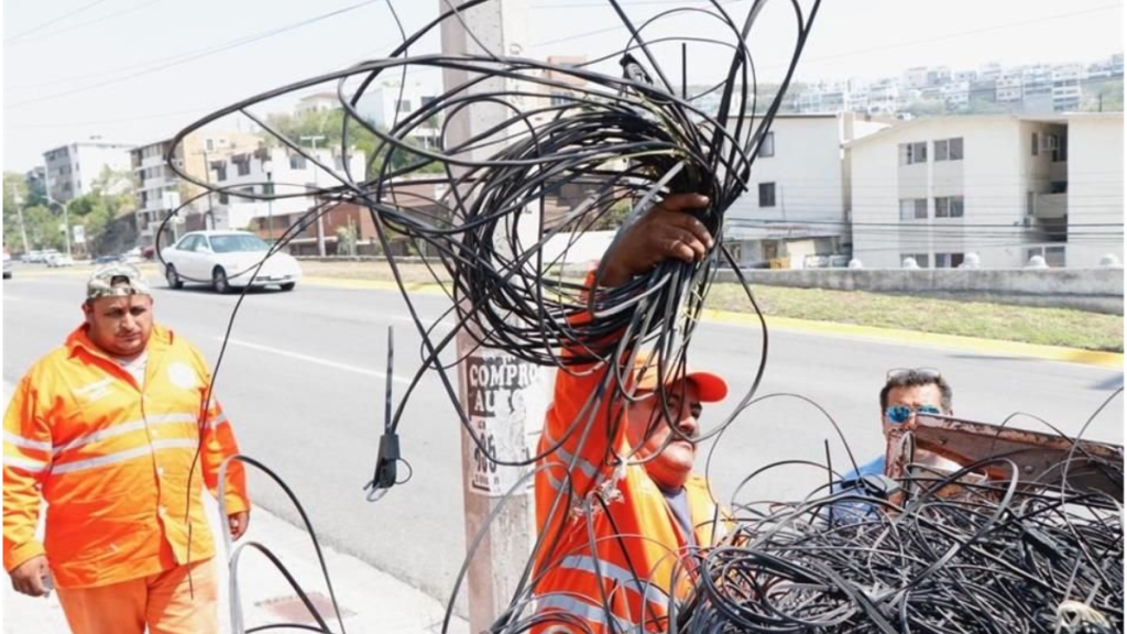 Retiran cableado en desuso en Monterrey.