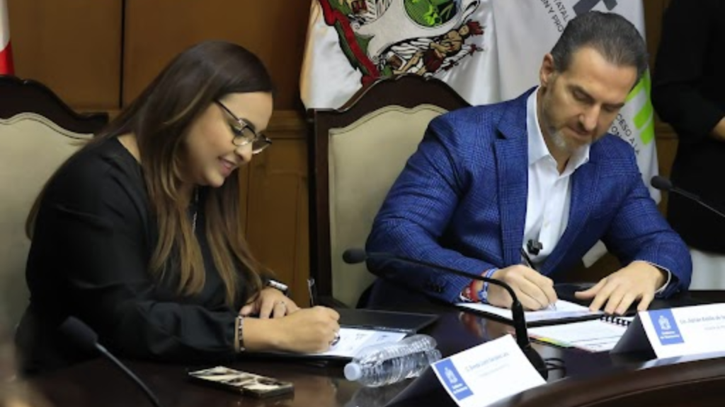 Firma Adrián de la Garza convenio por transparencia.