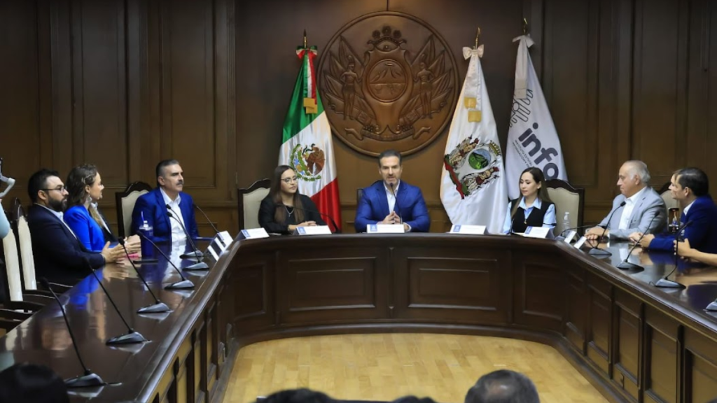 Firma Adrián de la Garza convenio por transparencia.