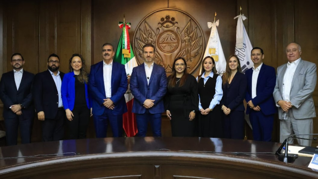 Firma Adrián de la Garza convenio por transparencia.