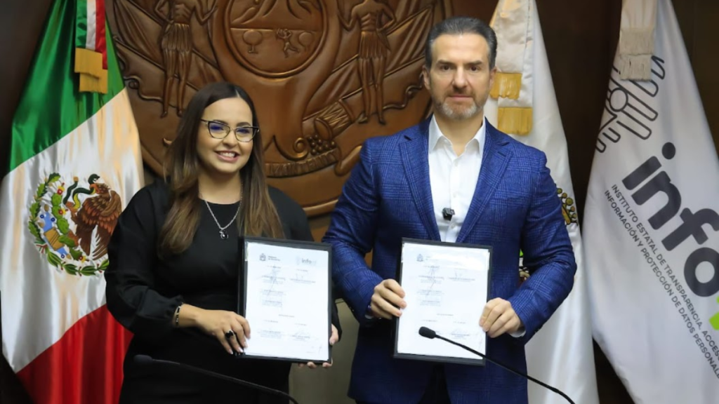 Firma Adrián de la Garza convenio por transparencia.