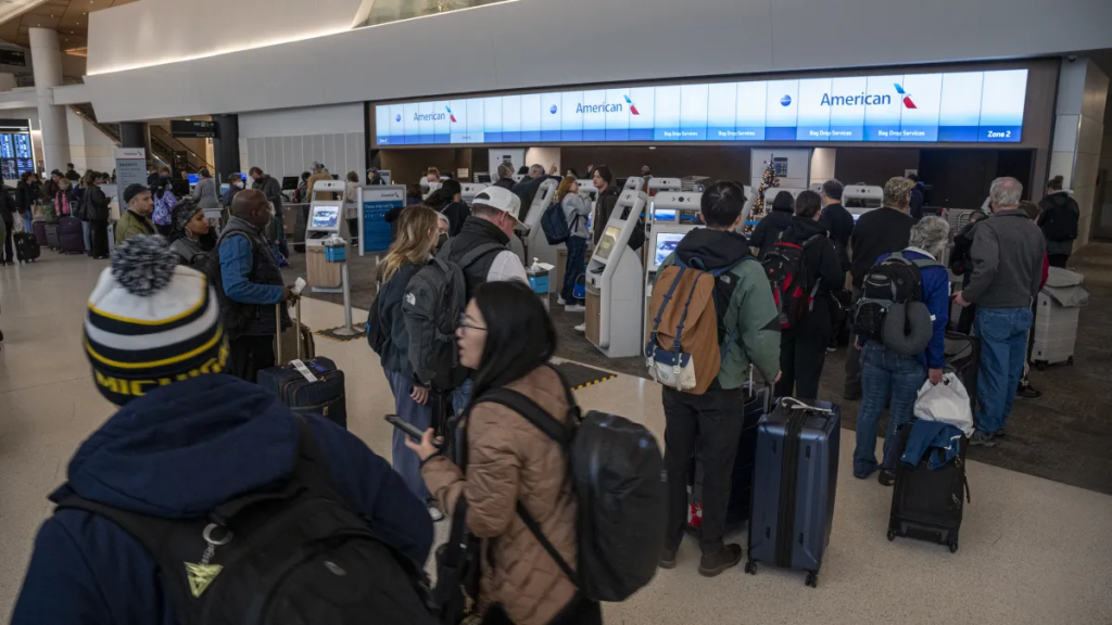 Suspenden American Airlines vuelos en víspera navideña.