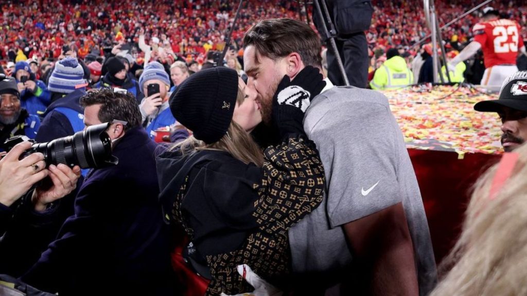 Taylor-Swift-Travis-Kelce-Chiefs-Kansas-City-NFL-Super-Bowl