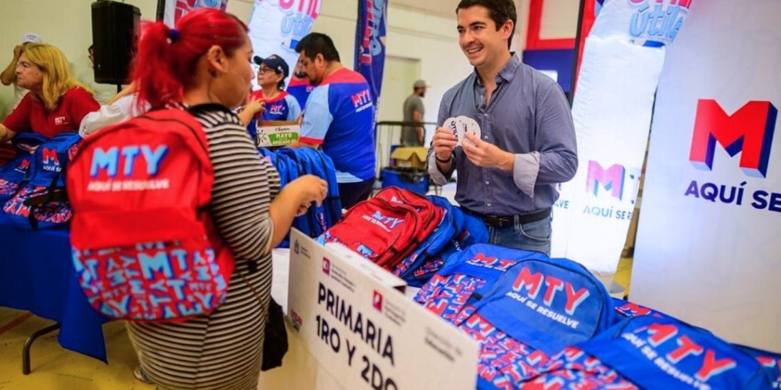 Entrega-monterrey-material-escolar-para-alumnos-de-educación-básica-con-programa-¡útiles,útiles! - Adelante Mty