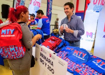 entrega-monterrey-material-escolar-para-alumnos-de-educación-básica-con-programa-¡útiles,útiles!