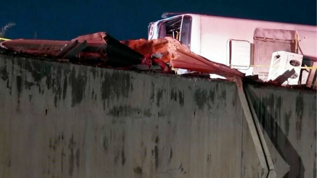 Volcadura De Camión - Adelante Mty Volcadura-de-camión-ruta-611-carretera-miguel-alemán-apodaca