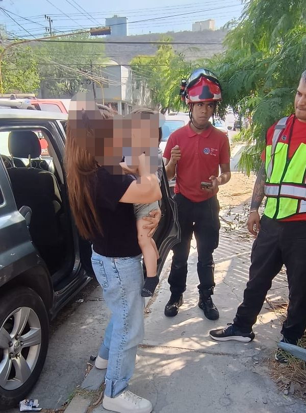 El-rescate-de-un-menor-atrapado-en-un-vehículo-por-proteccion-civil-de-monterrey