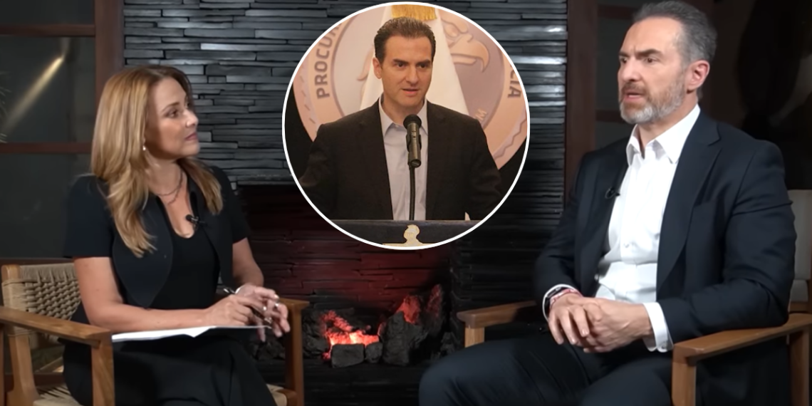 2 - 1200x675 - Adelante Mty Two Talk-show Hosts Sit in Armchairs by a Fireplace, with a Circular Inset of a Man Speaking at a Podium in Front of a Seal. - Adelante Mty
