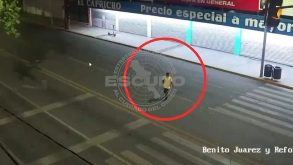 Presunto Asaltante Captado Por La Cámara Del C4 - Adelante Mty