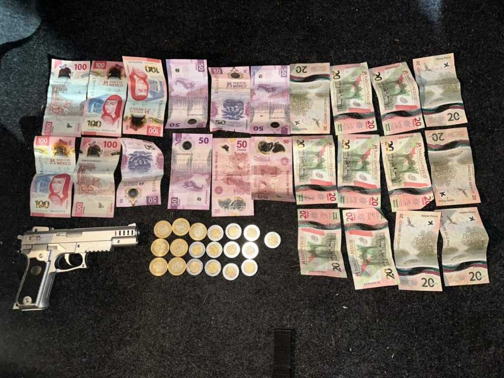 Dinero Y Arma Asegurada Por La Policía De Monterrey Al Presunto Asaltante - Adelante Mty