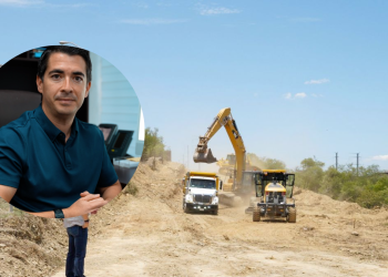 Construction Site with an Excavator Loading Dirt into a Truck; Circular Inset Shows a Man in a Blue Polo Shirt. - Adelante Mty