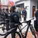 720675845_2156773211769598_2563528264492302727_n - Adelante Mty Line of Police Officers in Tactical Gear Standing with Their Bicycles Outside a Building. - Adelante Mty