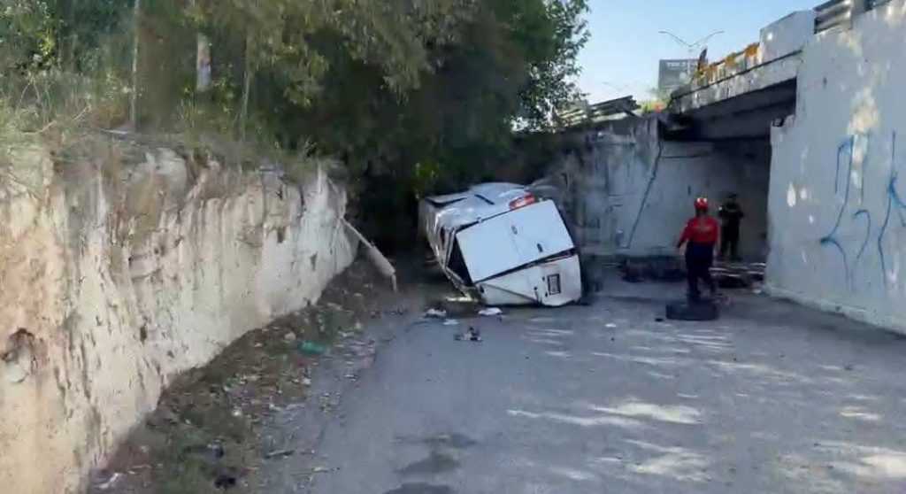 Una Aparatosa Caída De Auto En La Carretera Nacional De Nuevo León Dejó a Dos Lesionados Tras Caer Desde Un Puente En El Yerbaníz. - Adelante Mty